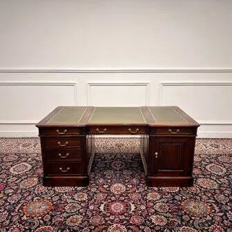 Klassischer englischer Partnerschreibtisch grünes Leder, Holz, Chesterfield (Foto 4 von 20)