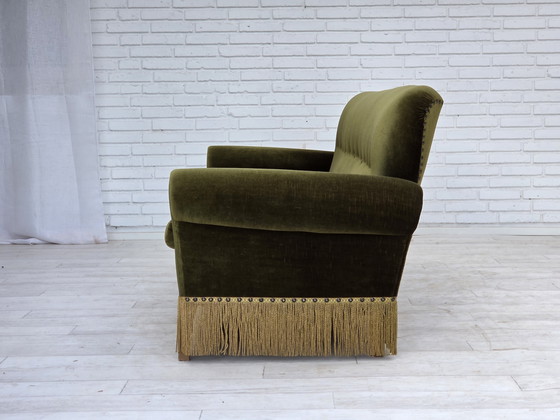 Image 1 of Sofá danés de tres plazas, años 70, terciopelo verde, patas de madera de fresno.