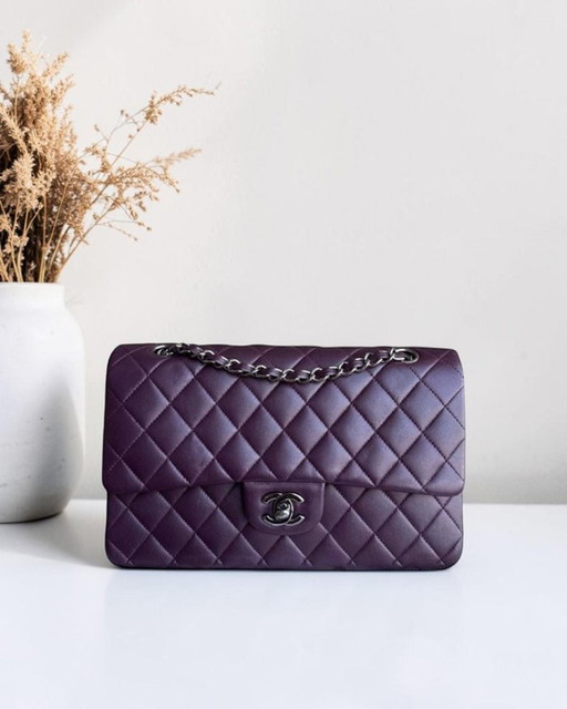 Borsa Chanel Classic Flap Medium - 25 cm in pelle di agnello trapuntata viola con finiture nere, serie 15