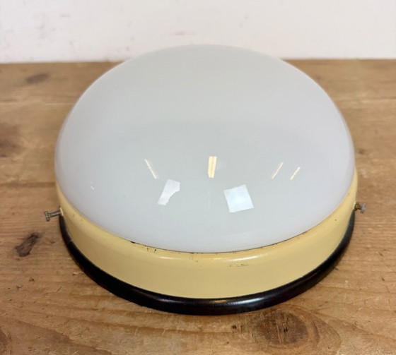 Image 1 of Industriële bakelieten wand- of plafondlamp met melkglas, jaren 1950