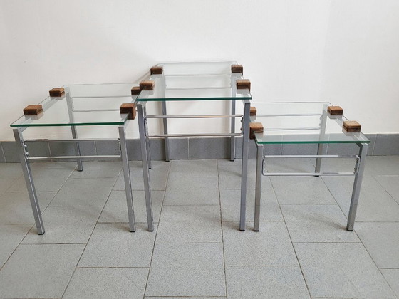 Image 1 of SET DI 3 TAVOLINI IMPILABILI SCANDINAVI VINTAGE ANNI '60 IN TEAK, ACCIAIO E VETRO ANNI '60