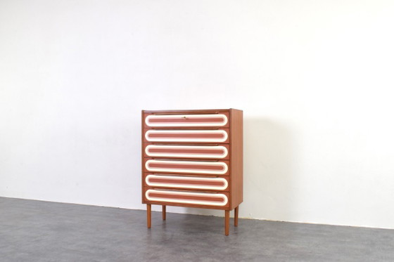 Cómoda de teca pintada a mano con estilo Op Art de mediados de siglo, década de 1960. – Wood (photo 8 of 17)