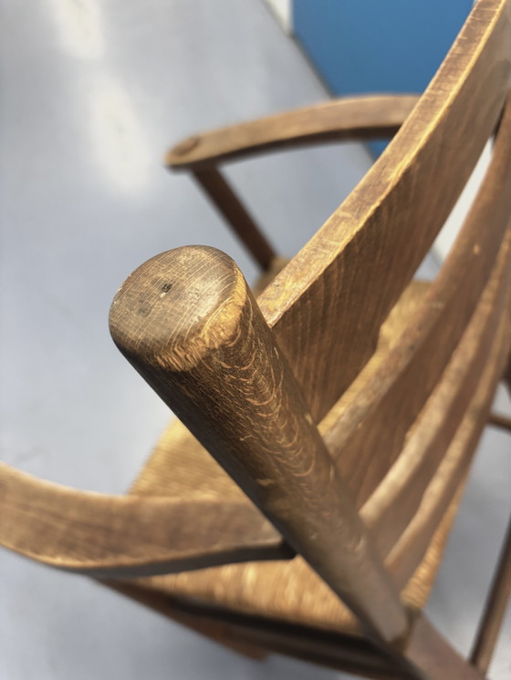 Image 1 of Antieke houten stoel met origineel strovlechtwerk.