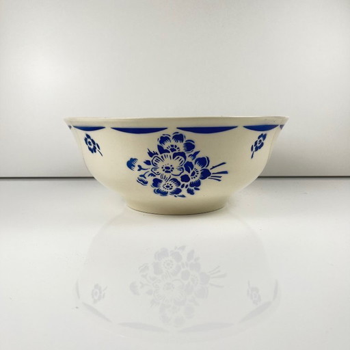 Saladekom van halfporselein uit Badonviller, met blauw bloemenpatroon, begin 20e eeuw.