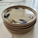 Lotto piatti vintage in gres smaltato con decoro floreale