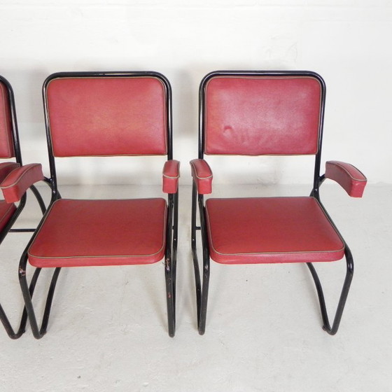 Image 1 of Conjunto de 4 sillones y mesa de centro con estructura tubular de estilo Bauhaus, década de 1950.