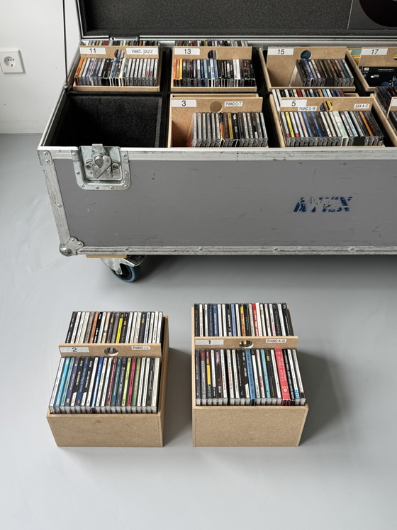 Flight case 135x63x56cm for 840 CDs / Custom Made Interior – 2 seaters, Aluminium (photo 4 of 8)