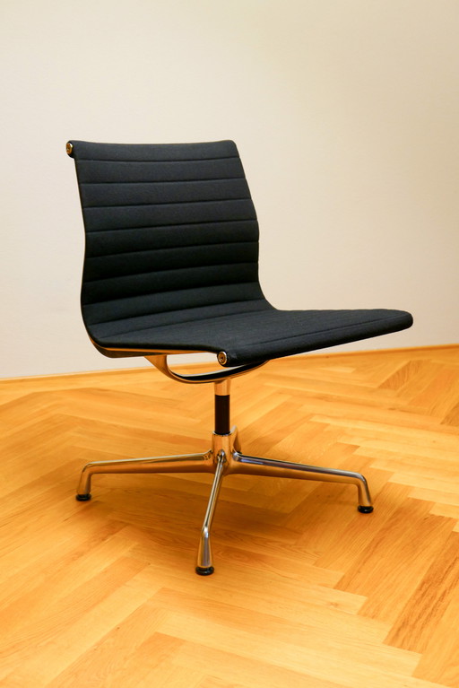 Vitra Ea 101 Aluminium Chair | Housse en hopsack, couleur Nero | Pied 4 étoiles chromé