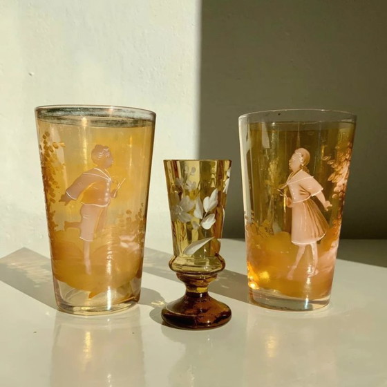 Image 1 of Paar antiker böhmischer Mary Gregory-Trinkgläser aus bernsteinfarbenem Glas, handbemalt mit Emaille, ca. 1890-1910
