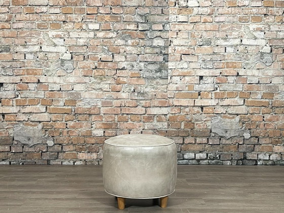 Image 1 of pouf in pelle color tortora