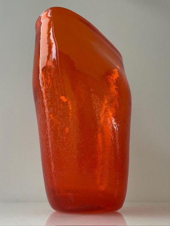 Image 1 of Jarrón soplado a mano en vidrio naranja intenso.