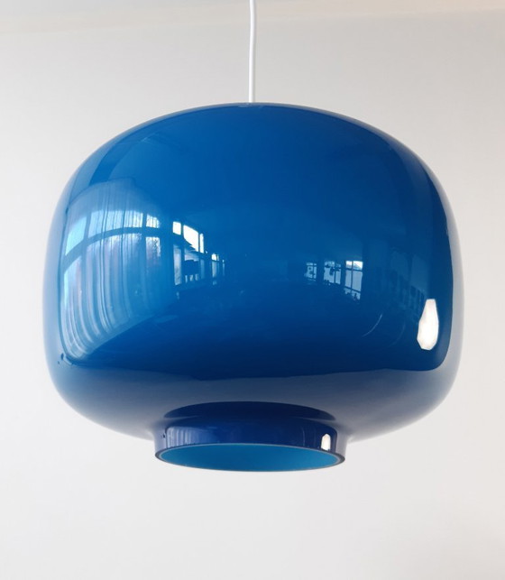 Image 1 of Zeldzame blauwe glazen vintage mcm hanglamp, blauw op wit glasZeldzame blauwe glazen vintage mcm hanglamp, blauw op wit glas