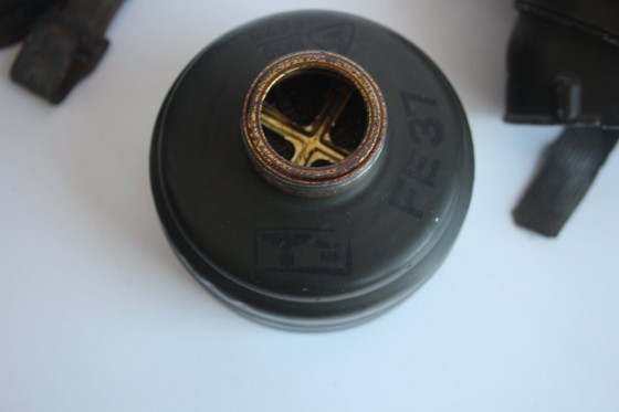 Image 1 of Origineel gasmasker uit de Tweede Wereldoorlog met naamplaatje en soldatenrang, circa 1940