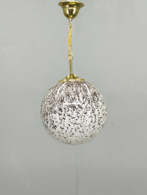 Tschechoslowakische Pendelleuchte aus Messing und Marmor mit Glaskugel, 1970er Jahre
