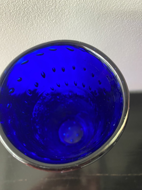 Grote vintage kobaltblauwe Scandinavische vaas van bubbelglas van het merk Magnor. – Vazen (photo 3 of 15)