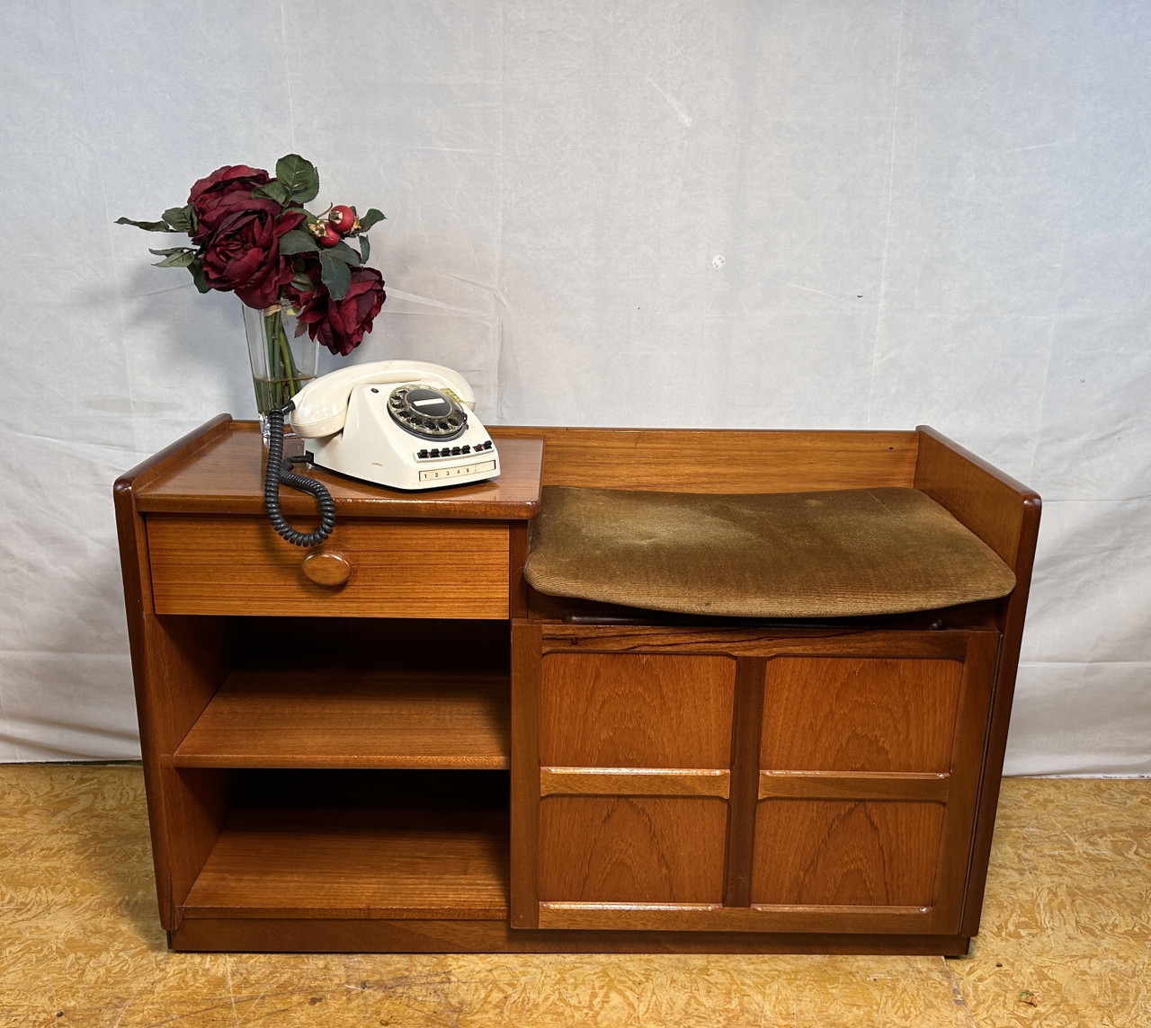 Panca per telefono in teak vintage retrò di metà secolo, parker knoll 1960-1970. Elegante design britannico iconico e funzionale