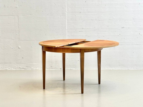 Image 1 of Tavolo rotondo allungabile in legno di ciliegio con impiallacciatura a stella, anni '50