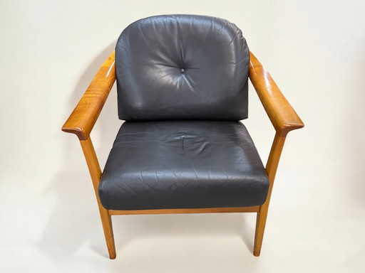 Wilhelm Knoll, jaren 1960 - Mid Century fauteuil / Senator fauteuil in kersenhout met bruine koeienhuid bekleding