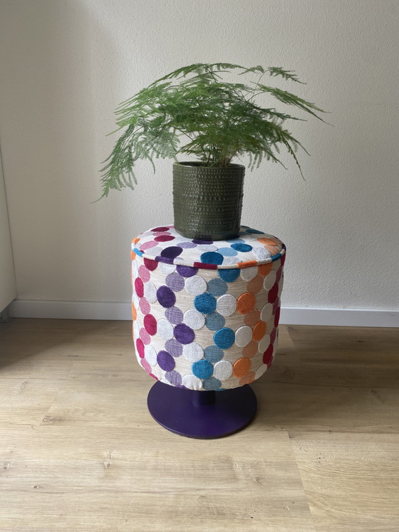 Conjunto único de muebles reciclados: dos pufs con diseño de McDonald's retapizados sobre bases de acero. (photo 5 of 11)