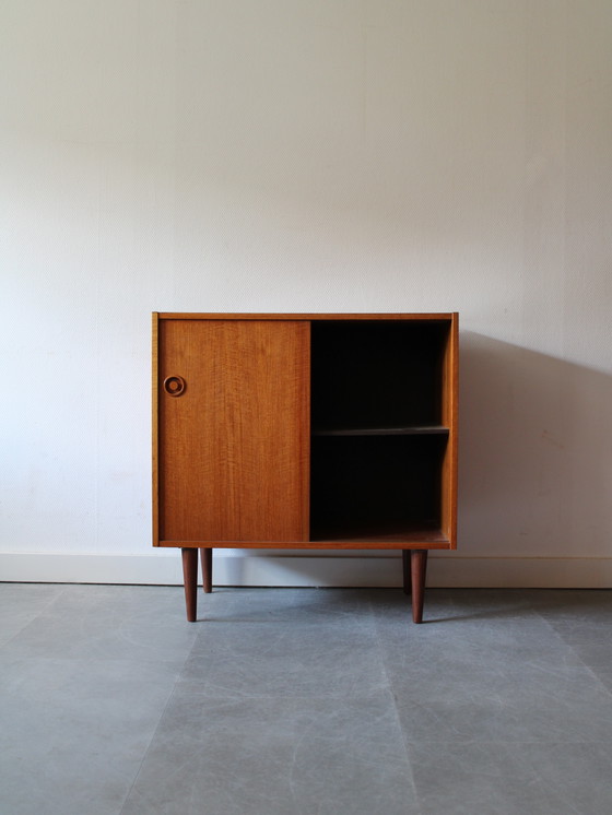 Credenza danese vintage con ante scorrevoli in teak. – Credenze, Wood (photo 3 of 8)