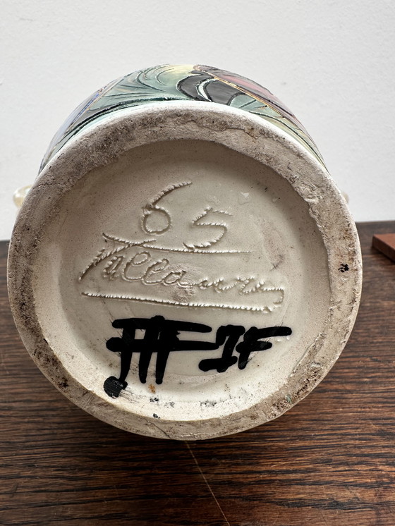 Image 1 of Vaas gesigneerd JTF Vallauris - h 20 cm - Vintage gebeiteld en beschilderd decor
