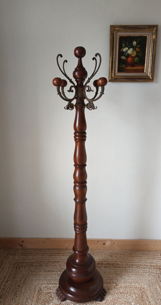 Percheros de estilo antiguo del siglo XX 