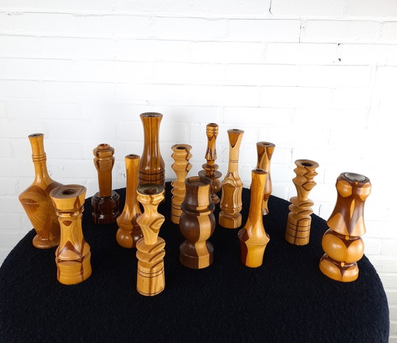 Image 1 of Set di 14 candelieri e piccoli vasi vintage in legno tornito a mano con intarsio.