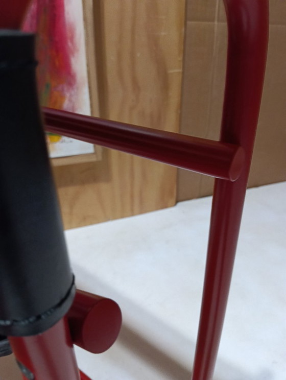 Image 1 of Bolso Knoll Wassily B3 rojo mate, nuevo-usado, en piel negra, de Marcel Breuer.