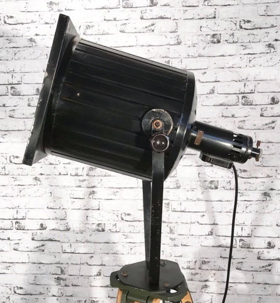 Image 1 of Gran foco industrial negro sobre trípode de madera, década de 1960