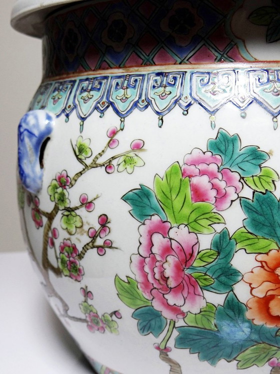 Image 1 of Large covered Chinese porcelain pot, floral famille rose decoration, 20th century
