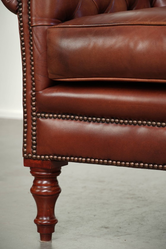 Kwalitatief zeer goede cognac kleurige rundleren chesterfield armchair in Engelse stijl met een tijdloos (photo 12 of 12)