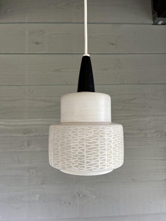 Image 1 of Lampada a sospensione vintage francese in opalino bianco/nero, stile metà secolo.