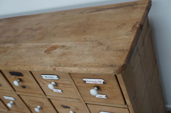 Image 1 of Antiker deutscher Kiefernholz-Apothekerschrank mit Emailleplaketten, 1900er Jahre