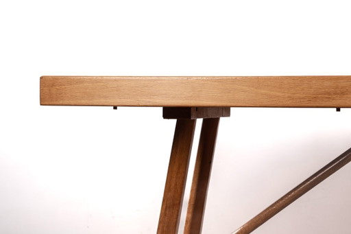 Gran mesa de comedor extensible de roble, diseñada por Guillermo y Chambron para Votre Maison en 1960.
