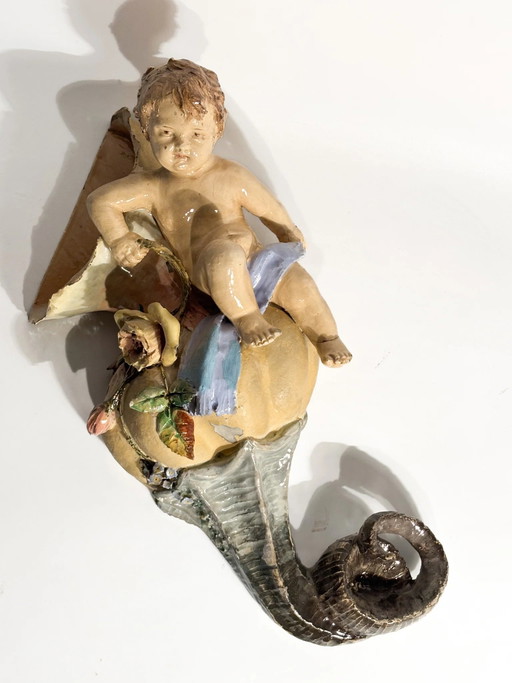 Keramik-Wandregal aus dem 19. Jahrhundert mit Putto und Muschel – decoratieve objecten, Ceramic