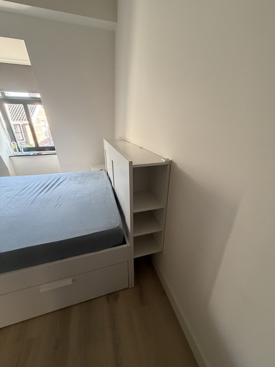 Image 1 of Lit double avec 4 grands tiroirs et table de chevet