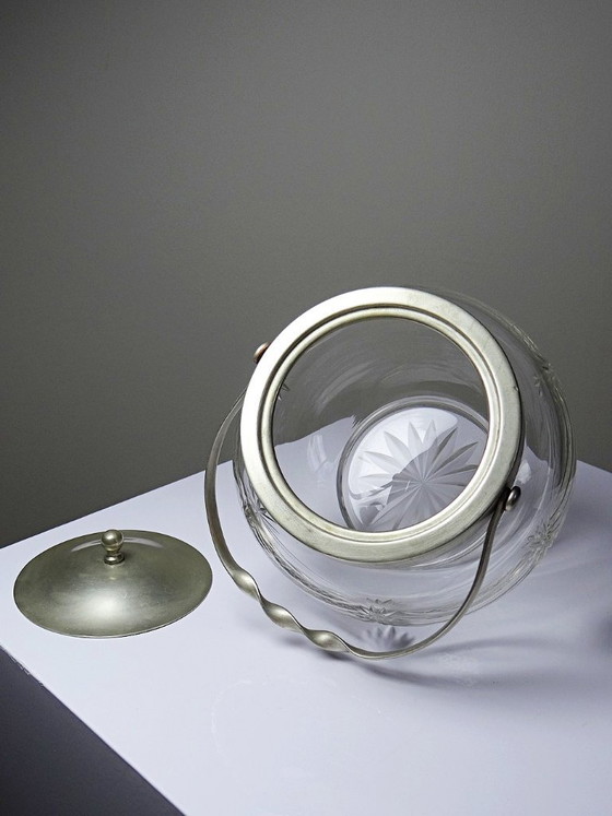 Image 1 of Vaso/bonbonniere antico boemo a forma di bolla in cristallo inciso e metallo argentato, 1920-1940.