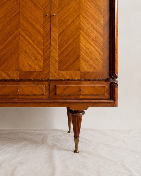 Vintage houten kledingkast met 4 deuren, chevronpatroon, spiegel en gouden poten. – Kledingkasten, Wood (photo 7 of 7)