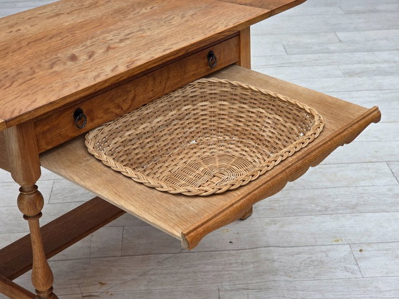 Image 1 of Años 70, mesa de centro danesa plegable, madera de roble, ratán, estado original.