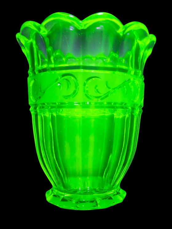 Image 1 of Uran Glasvase Art Déco 1930 – fluoreszierendes Pressglas – Uranium Glass Vase Art Deco 1930s