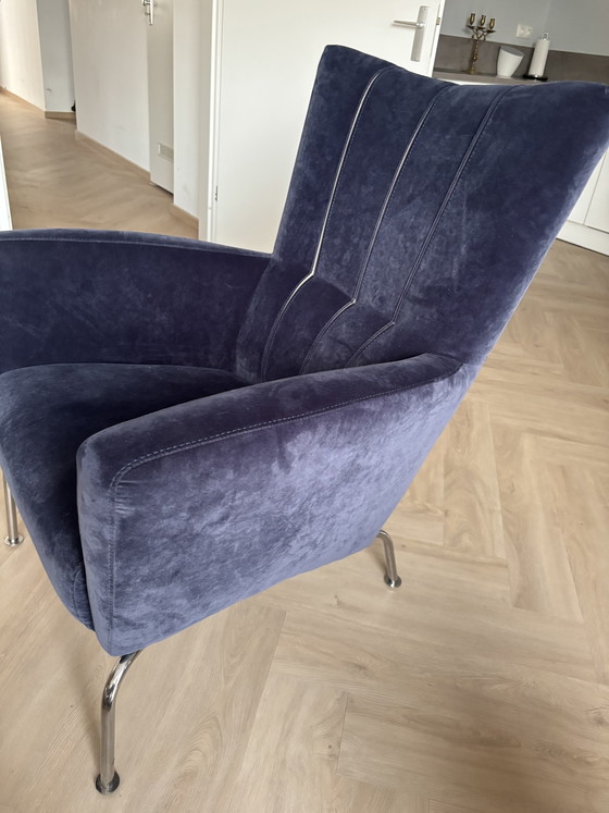 Moderne fauteuile in de kleur korenblauw fluweel,met roomkleurige lederen details in de rugleuning, met (photo 6 of 6)