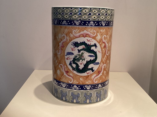 Ein großer chinesischer Ziertopf mit Drachenmotiv.