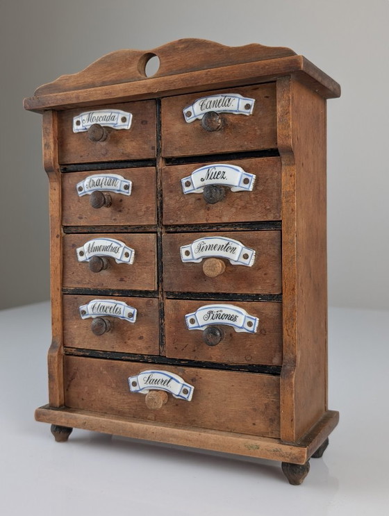 Image 1 of Armoire à épices murale rustique espagnole en bois avec étiquettes en céramique, années 1930