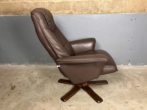 Image 1 of Fauteuil pivotant vintage en bois et cuir Hjort Knudsen