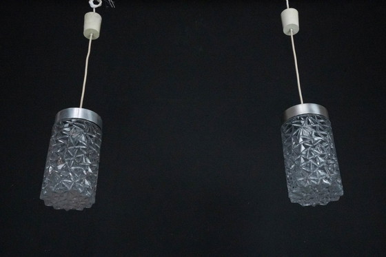 Image 1 of Een paar Italiaanse hanglampen van glas en gepolijst aluminium, jaren 70.