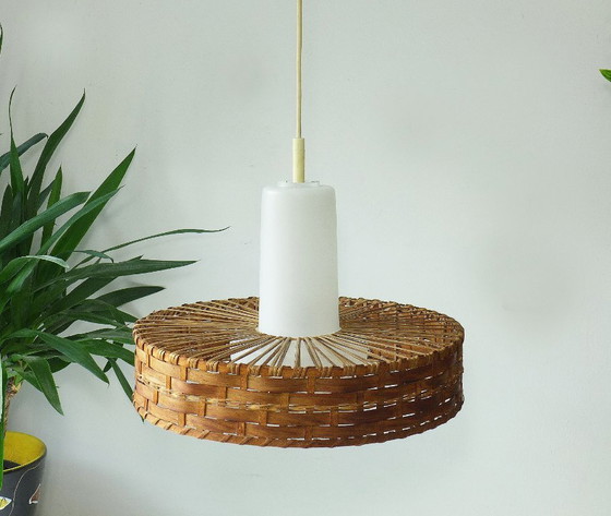 Image 1 of Vintage hanglamp DORIA uit de jaren 60/70, van glas en rotan, UFO-vormig ontwerp, Deens design.