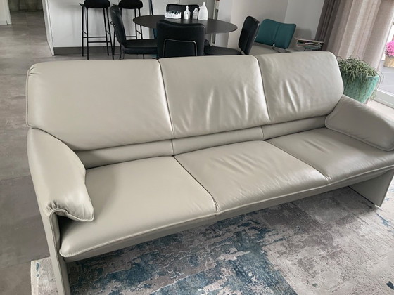 Image 1 of Leolux Bora Bèta 3-zits  bank met bijbehorende poef