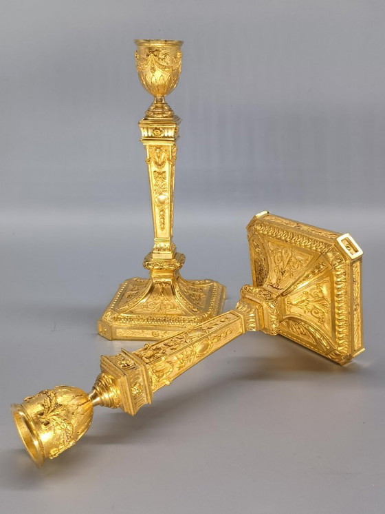 Image 1 of Coppia di candelieri in bronzo dorato e cesellato in stile Luigi XVI del XIX secolo