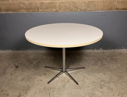 Mesa de comedor vintage redonda cromada con patas de estrella