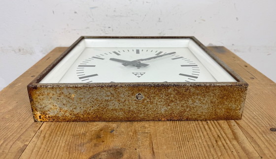 Image 1 of Grijze roestige industriële vierkante wandklok van Pragotron, jaren 70